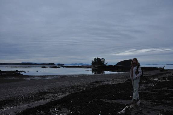 Caminhada pela praia na hora de maré baixa em Metlakatla, na área de Prince Rupert, na British Columbia, oeste do Canadá